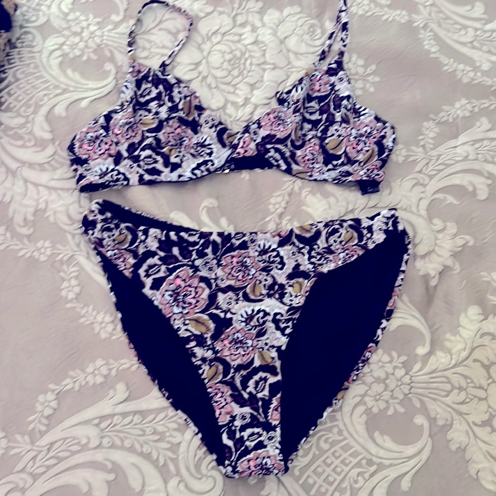 Beach riot bikini swimsuit size large fits medium retail $200 new never worn